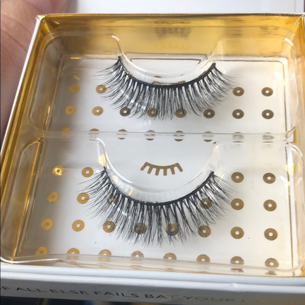 False lashes - Picture 2 of 3